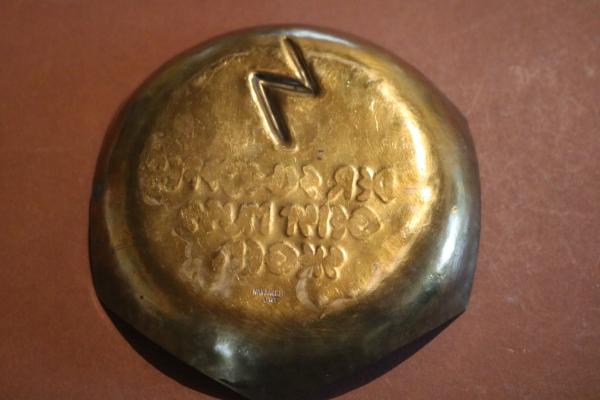 Einzelstück ?  selbstgemachte alte Messingschale mit HJ-Spruch und Rune